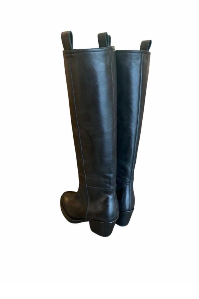 Knee-high boots in black leather